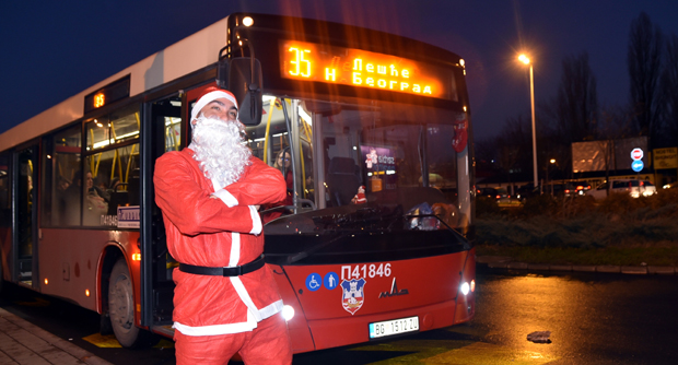 Београђани обратите пажњу: Деда Мраз са пуном торбом чоколадица вози аутобус 35, помажу му и Баба Мразице! (ФОТО/ВИДЕО)